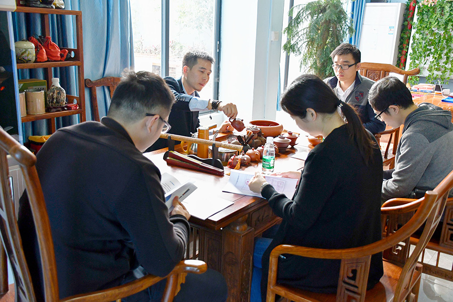 恒大地產領導考察送飛實業(yè)集團的留影紀念圖